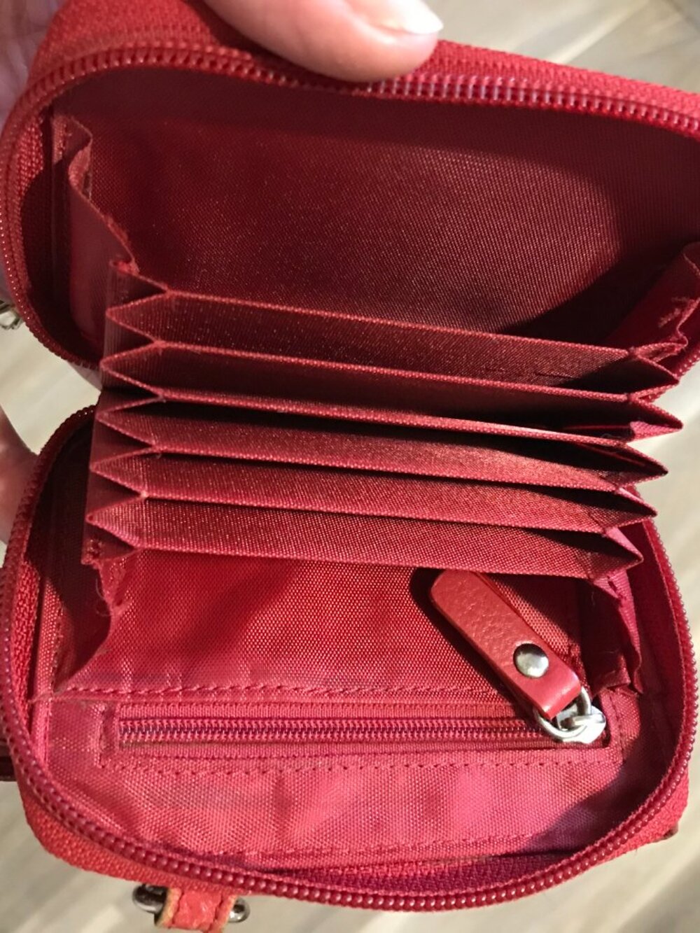 Danier Ladies Red Leather Crossbody Purse/Case - Picture 5 of 7